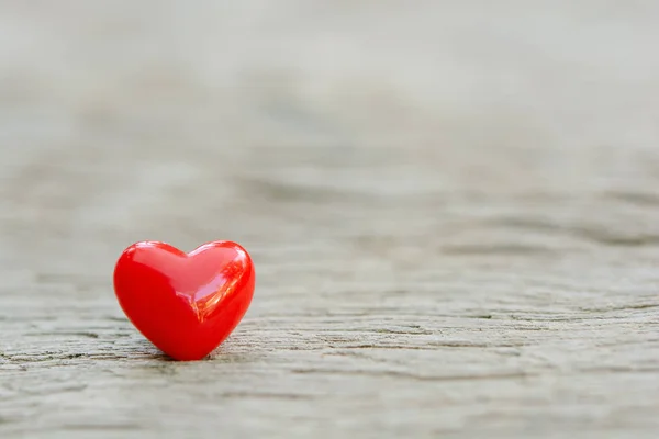 Fondo del día de San Valentín con corazones rojos sobre tabla de madera, copia — Foto de Stock
