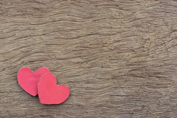 Fond Saint-Valentin avec forme de coeur rouge sur ba en bois foncé — Photo