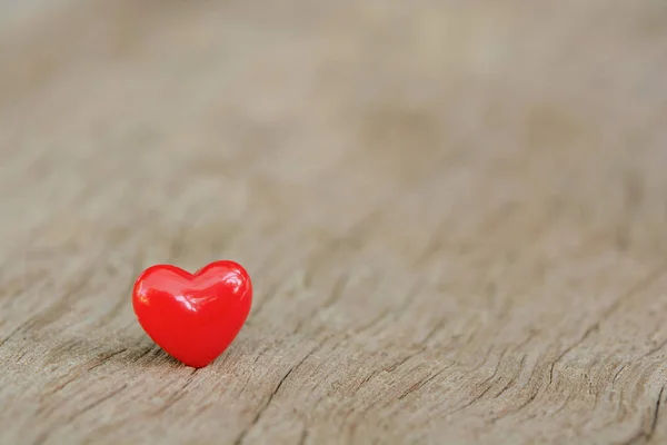 Fondo del día de San Valentín con corazones rojos sobre tabla de madera, copia — Foto de Stock
