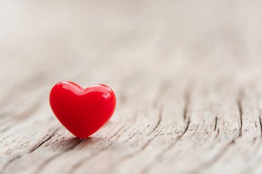 Sevgililer Günü konsepti - Tahta tahtada kırmızı kalpler 