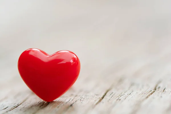 Sevgililer Günü konsepti - Tahta tahtada kırmızı kalpler — Stok fotoğraf
