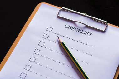 Kontrol listesi kavramı - kontrol listesi, kağıt ve tahta tablonun üzerinde kontrol listesi sözcüğü olan bir kalem
