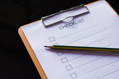 Kontrol listesi kavramı - kontrol listesi, kağıt ve tahta tablonun üzerinde kontrol listesi sözcüğü olan bir kalem
