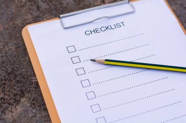 Kontrol listesi kavramı - kontrol listesi, kağıt ve tahta tablonun üzerinde kontrol listesi sözcüğü olan bir kalem