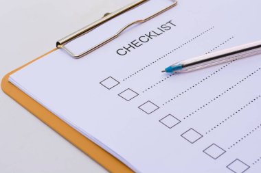 Kontrol listesi kavramı - kontrol listesi, kağıt ve tahta tablonun üzerinde kontrol listesi sözcüğü olan bir kalem