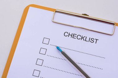 Kontrol listesi kavramı - kontrol listesi, kağıt ve tahta tablonun üzerinde kontrol listesi sözcüğü olan bir kalem