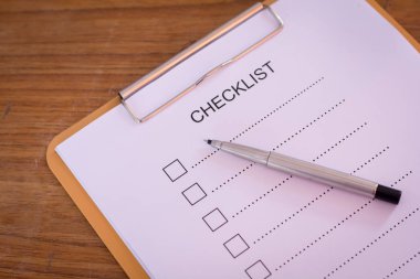 Kontrol listesi kavramı - kontrol listesi, kağıt ve tahta tablonun üzerinde kontrol listesi sözcüğü olan bir kalem