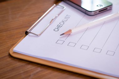 Kontrol listesi kavramı - kontrol listesi, kağıt ve tahta tablonun üzerinde kontrol listesi sözcüğü olan bir kalem