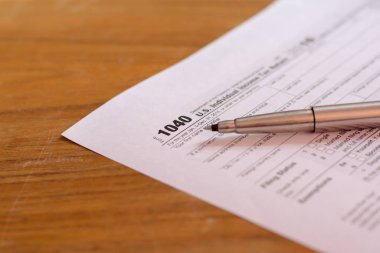 Kalem ve hesap makinesi seçici odaklanma / vergilendirme kavramına sahip ABD vergi formu