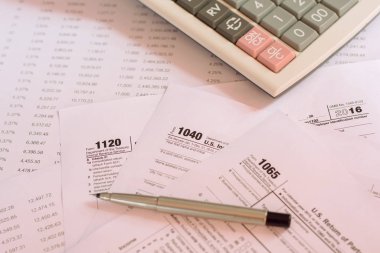 Kalem ve hesap makinesi seçici odaklanma / vergilendirme kavramına sahip ABD vergi formu