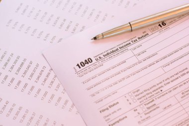 Kalem ve hesap makinesi seçici odaklanma / vergilendirme kavramına sahip ABD vergi formu