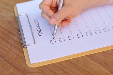 İş kadınlarının ofis masasında kontrol listesi hazırlama görüntüsü