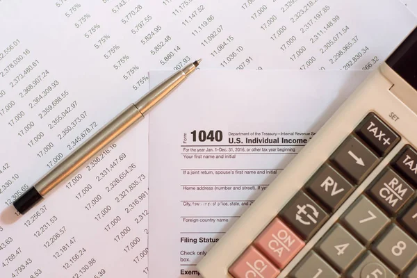 Formulario Tributario Estadounidense Con Enfoque Selectivo Lápiz Calculadora Concepto Impuestos — Foto de Stock