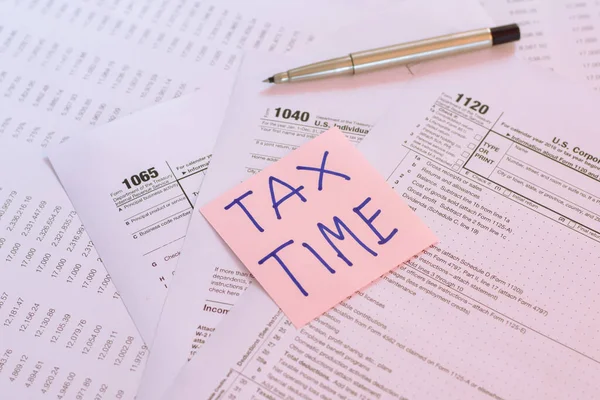 税務上の注意事項ピンクのステッカーで書かれた時間米国の税務上のフォーム — ストック写真