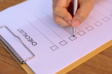 İş kadınlarının ofis masasında kontrol listesi hazırlama görüntüsü