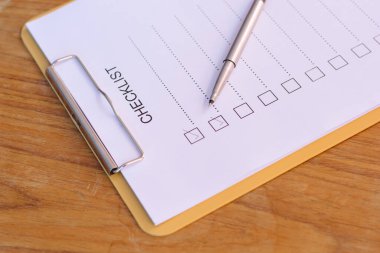 Kontrol listesi kavramı - kontrol listesi, kağıt ve tahta tablonun üzerinde kontrol listesi sözcüğü olan bir kalem