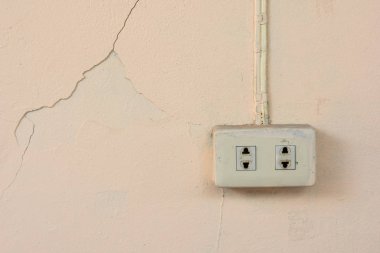 Eski elektrik prizi prizi eski beton duvarda.
