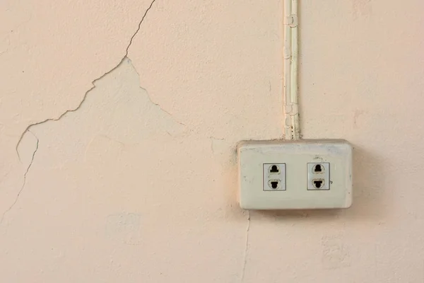 旧混凝土墙上的旧电源插座插座出口 — 图库照片