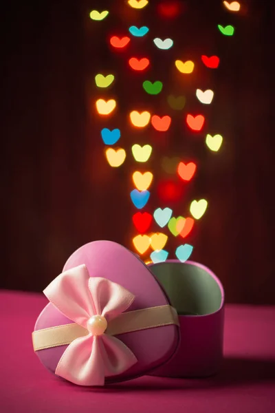 Růžová Dárková Krabička Otevřené Tvaru Srdce Rozostřeným Bokeh Barevné Světla — Stock fotografie