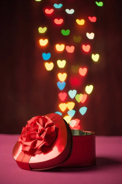 Červená Dárková Krabička Otevřené Tvaru Srdce Rozostřené Bokeh Barevné Světla — Stock fotografie