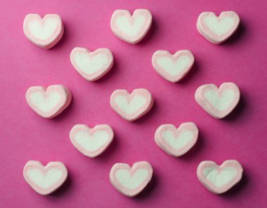 Sevgililer günü için kalp şeklinde şekerlemeler pembe kağıt üzerinde