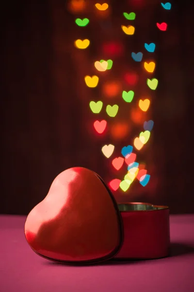 Kırmızı Hediye Kutusu Açık Şekilli Kalp Odaklı Bokeh Renkli Işıklar — Stok fotoğraf