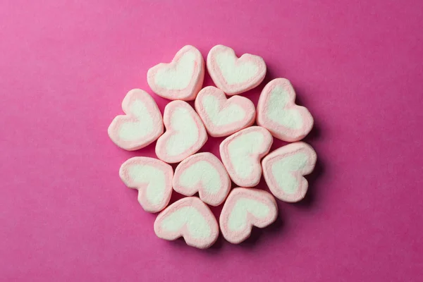 Marshmallows Heart Shapes Valentines Day Pink Paper Background — Stock Photo, Image