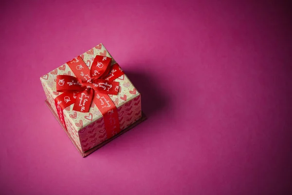 Dárkové Krabice Červenými Stuhami Růžový Papír Pozadí Dárky Vánocům Nebo — Stock fotografie