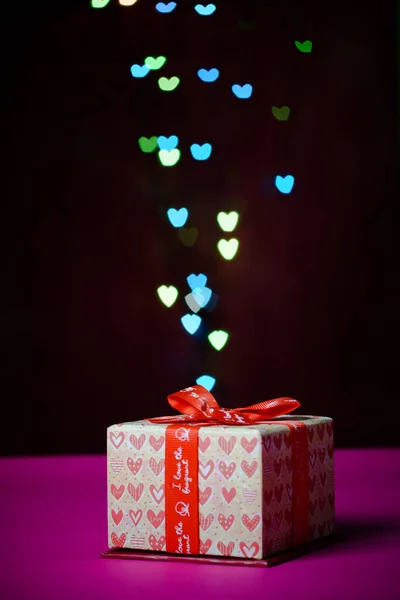Dárková Krabice Otevřené Tvaru Srdce Rozostřené Bokeh Barevné Světla Tvaru — Stock fotografie