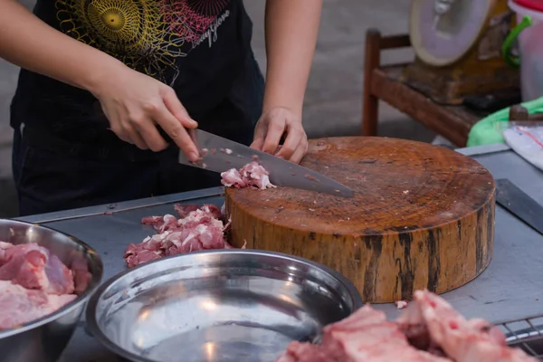 Slager Snijden Varkensvlees — Stockfoto