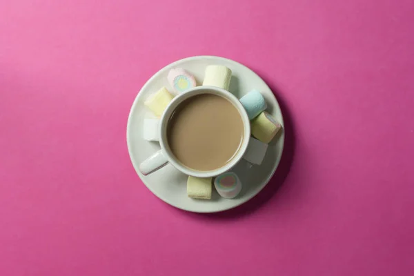 Heiße Schokolade Mit Marshmallows Einer Keramiktasse Auf Rosa Papier Hintergrund — Stockfoto