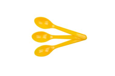 Beyaz arka plan üzerinde izole turuncu plastik kaşık