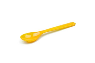 Beyaz arka plan üzerinde izole turuncu plastik kaşık