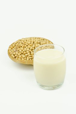 süt beyaz zemin üzerine soya fasulyesi ile.