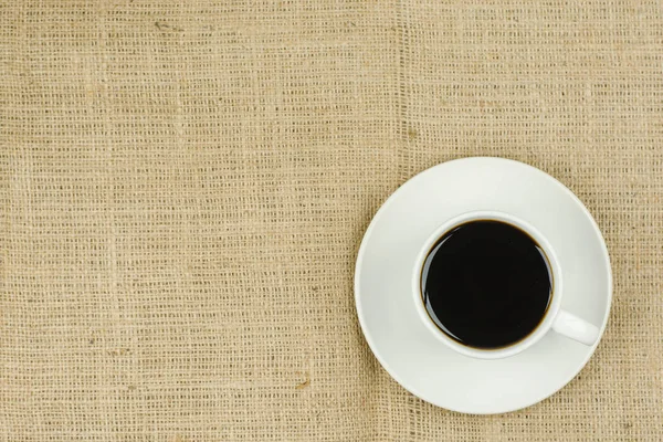 Weiße Tasse Mit Kaffeegetränk Auf Sacktuch Hintergrund — Stockfoto