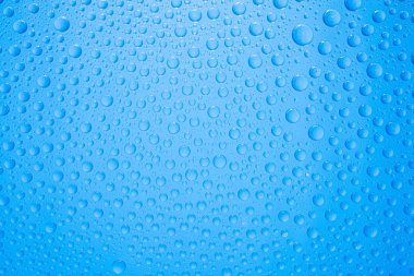 Mavi Arkaplanda Su Damlaları