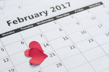 Sevgililer Günü takvimi ve kırmızı kalpler kağıdı.