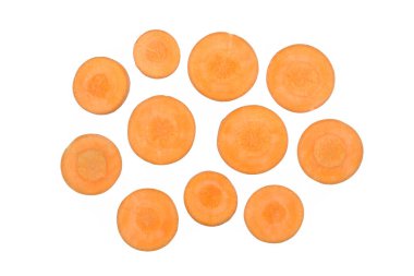 Beyaz arka plan üzerinde izole doğranmış havuç dilimleri