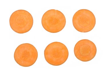 Beyaz arka plan üzerinde izole doğranmış havuç dilimleri