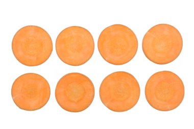 Beyaz arka plan üzerinde izole doğranmış havuç dilimleri