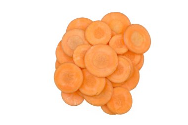 Beyaz arka plan üzerinde izole doğranmış havuç dilimleri