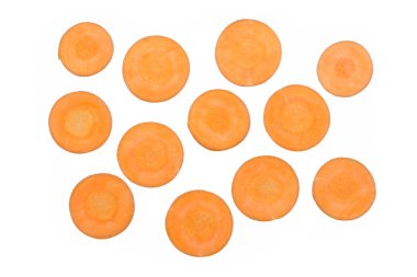 Beyaz arka plan üzerinde izole doğranmış havuç dilimleri