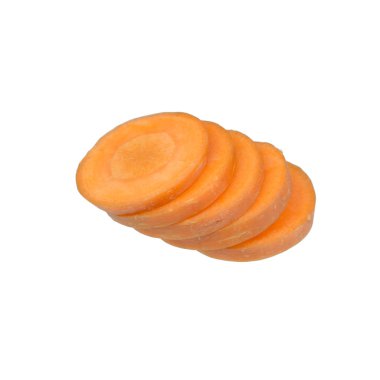 Beyaz arka plan üzerinde izole doğranmış havuç dilimleri