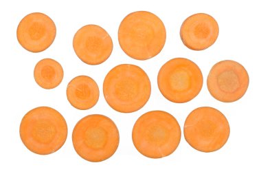 Beyaz arka plan üzerinde izole doğranmış havuç dilimleri