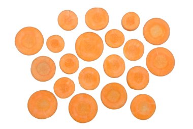 Beyaz arka plan üzerinde izole doğranmış havuç dilimleri