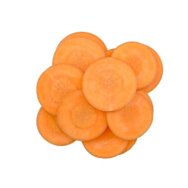 Beyaz arka plan üzerinde izole doğranmış havuç dilimleri