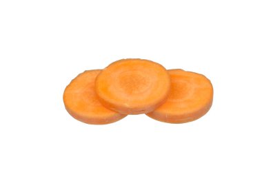 Beyaz arka plan üzerinde izole doğranmış havuç dilimleri