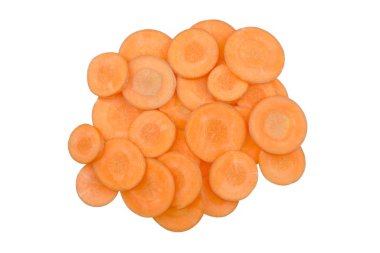 Beyaz arka plan üzerinde izole doğranmış havuç dilimleri