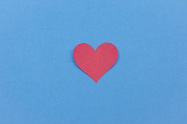 Kırmızı kağıt kırık kalp mavi arka planda