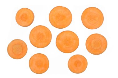 Beyaz arka plan üzerinde izole doğranmış havuç dilimleri